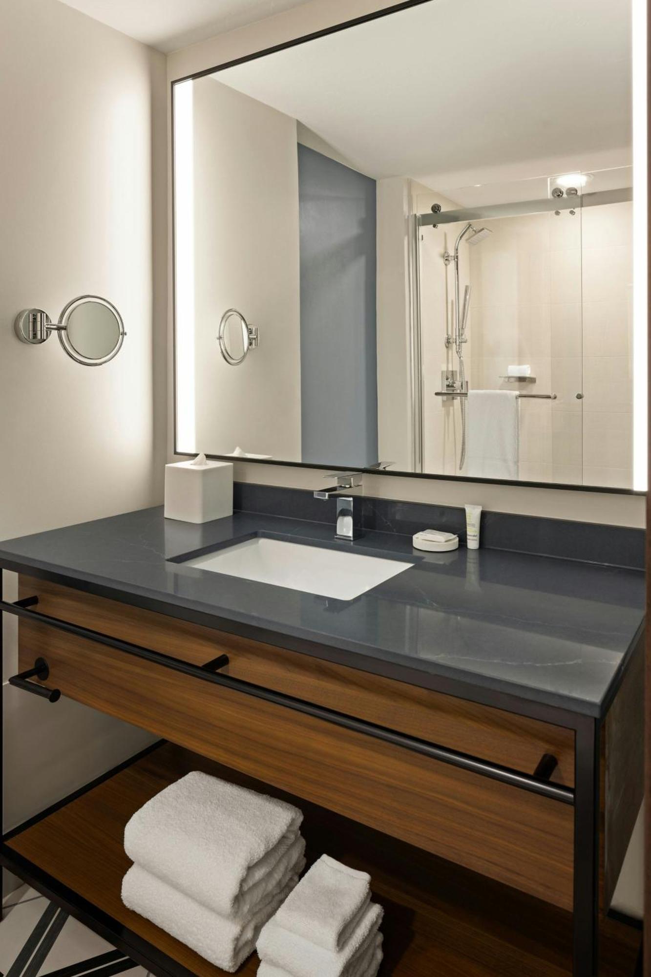 Marriott Waterfront & Convention Center 4*