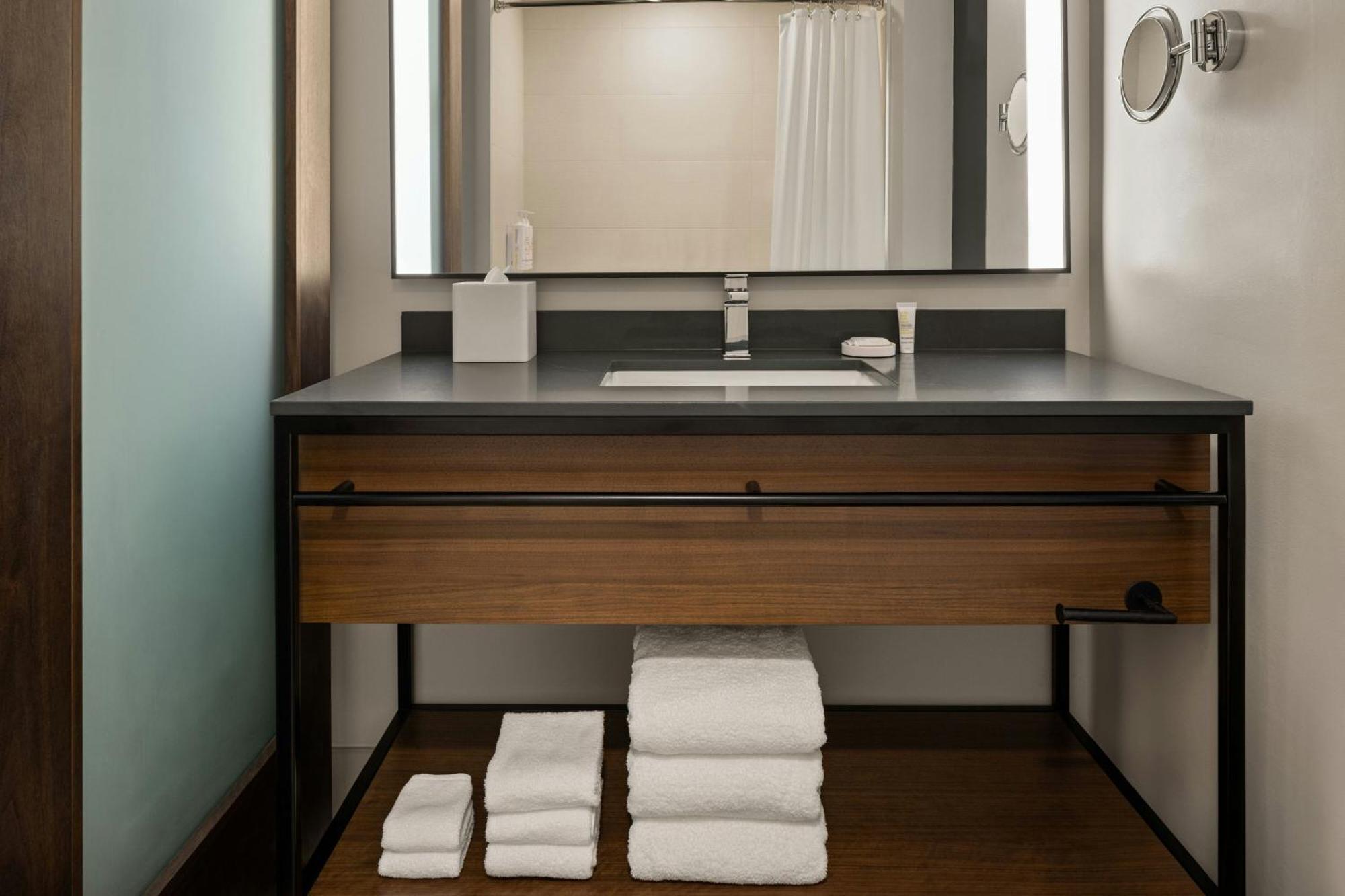 Hotel Marriott Waterfront & Convention Center 4*