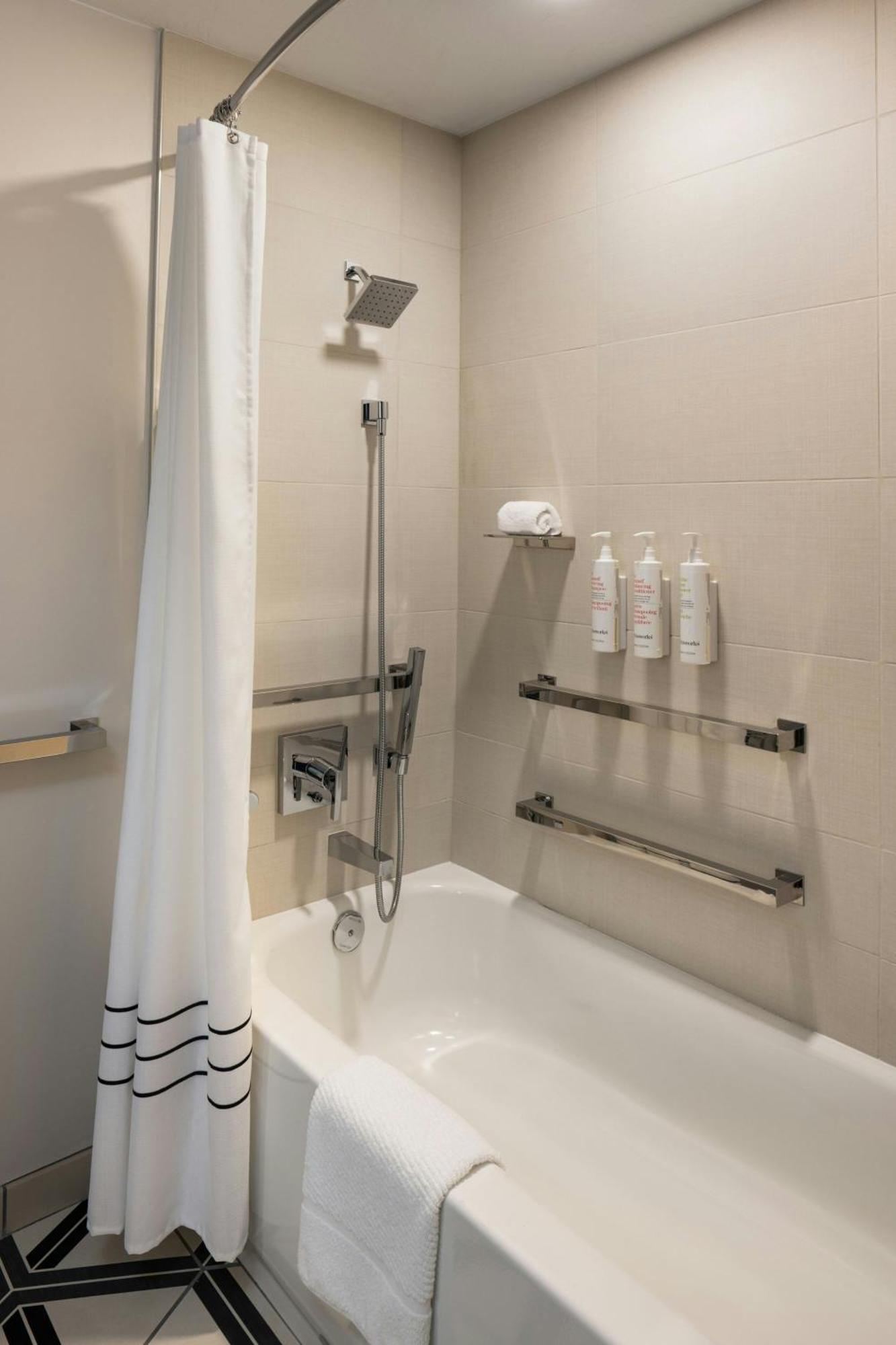 Marriott Waterfront & Convention Center Hotel 4*